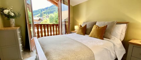 Bed, Balcony/Terrace, Photo of the whole room, Bedroom, Mountain view