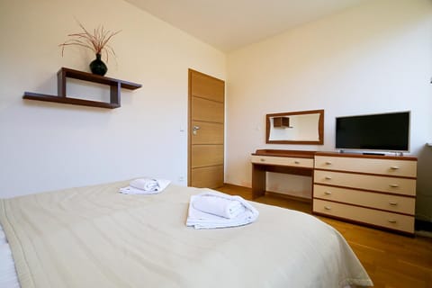 Bed, TV and multimedia, Bedroom, towels