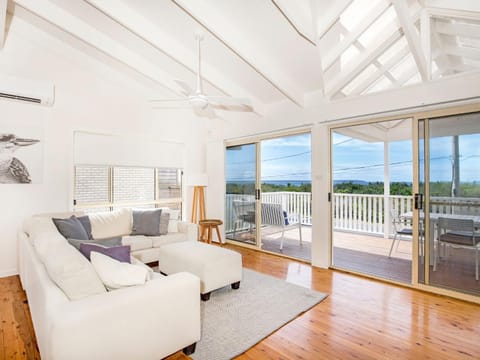 Peppertree Jervis Bay Pet Friendly Beachfront with Sea Views House in Callala Bay