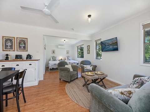 Sweet Cottage, sleeps 4 - stroll to Maleny Apartment in Maleny