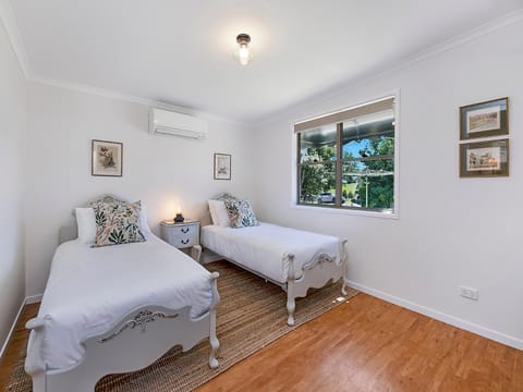 Sweet Cottage, sleeps 4 - stroll to Maleny Condo in Maleny