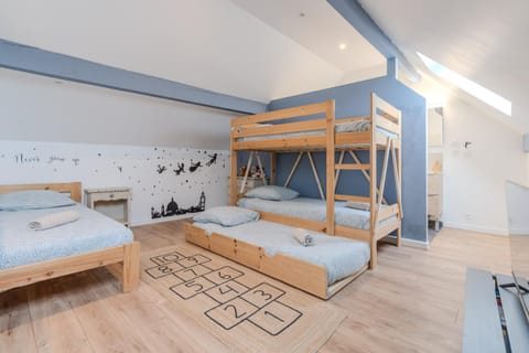 Bed, Photo of the whole room, Bedroom, bunk bed