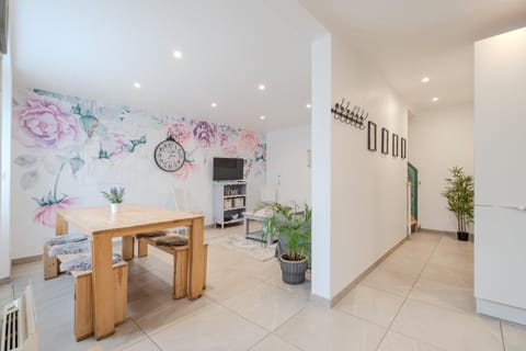 Kitchen or kitchenette, Living room, Dining area