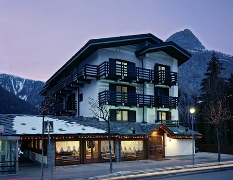 Property building, Facade/entrance, Winter