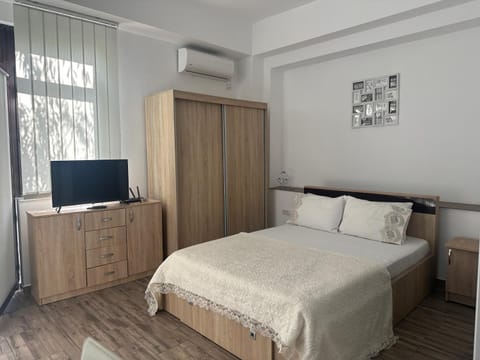 Bed, TV and multimedia, Photo of the whole room, wardrobe, air conditioner