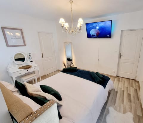 Oasis Citadine Terrasse intime jardin privatif en plein centre ville 70m2 Apartment in Cambrai