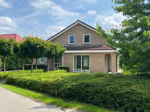 Big Family villa 12p big garden with bathtub and jacuzzi Villa in Zeewolde