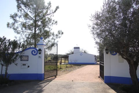 Facade/entrance, Day, Neighbourhood