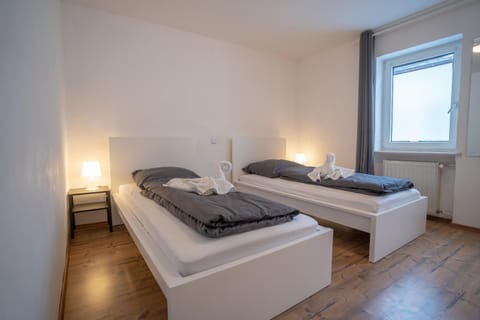 4-Zimmer Haus, 2-Bäder 140qm bis zu 11 Personen House in Koblenz