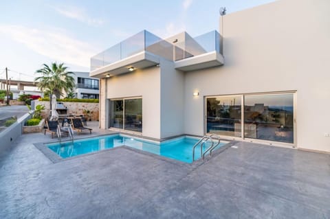 Property building, Balcony/Terrace, Swimming pool, sunbed