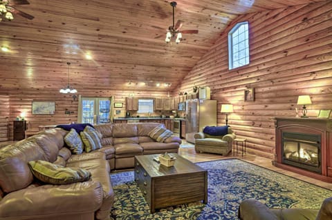 Woodsy Kentucky Escape with Game Room and Lake Access! House in Lake Cumberland
