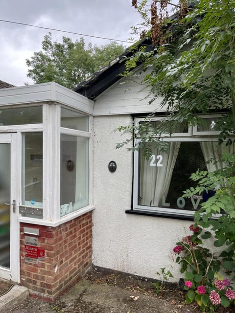 Whole house cottage with parking and huge garden House in Orpington