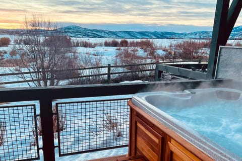 Chic Mtn Getaway with Hot Tub by Shops and Ski Shuttle Casa in Snyderville