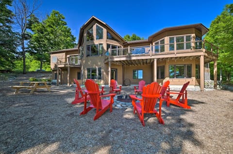 Huge Bellaire Home on Cedar River Golf Course Maison in Michigan