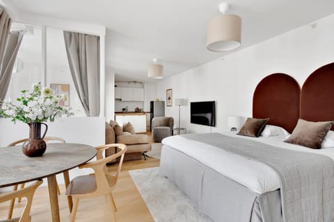 Restaurant/places to eat, TV and multimedia, Living room, Bedroom, kitchen
