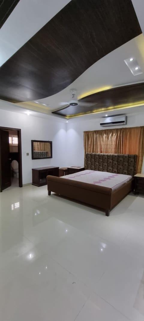 Cheerful and spacious 1-Kanal / 4-Bedroom residential home House in Lahore