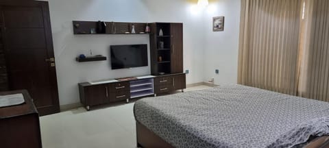 Cheerful and spacious 1-Kanal / 4-Bedroom residential home House in Lahore