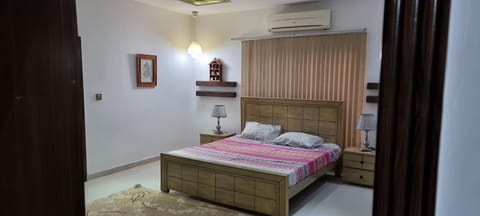 Cheerful and spacious 1-Kanal / 4-Bedroom residential home House in Lahore