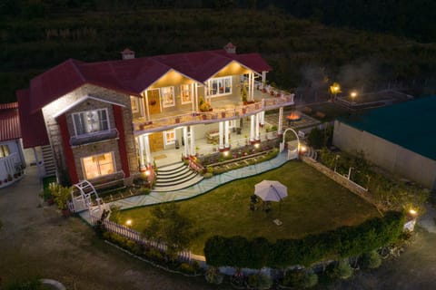 SilverOaks Cottage with Pool Table & Poker Table by StayVista Villa in Uttarakhand