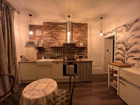 Kitchen or kitchenette, Dining area, minibar, pet friendly, stove