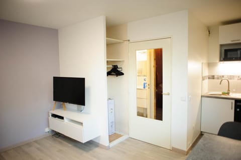 Communal lounge/ TV room, TV and multimedia, Photo of the whole room, storage