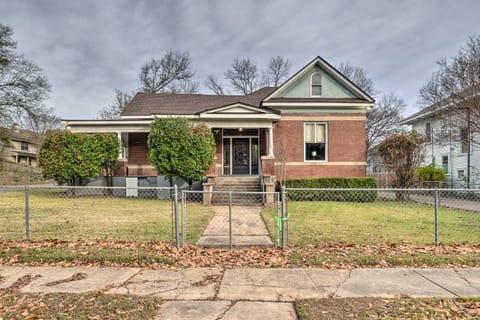 Pet-Friendly Shreveport Home about 1 Mile to Downtown! Casa in Bossier City