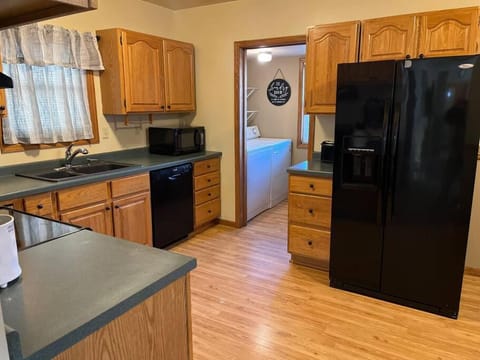 Close to Duluth! Centrally Located-Lake Superior Minutes Away! Haus in Superior
