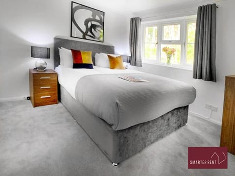 Bracknell - Modern, Spacious 1 Bedroom House Condo in Bracknell