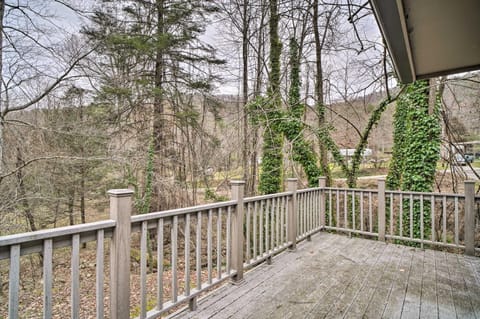 Inviting Apartment with Deck in Smoky Mountains Condominio in Carson Springs