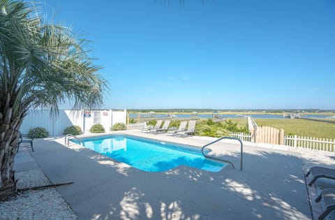 Spacious Beach Home with a Private Pool. Seain' is Believin' Haus in Oak Island