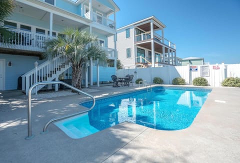 Spacious Beach Home with a Private Pool. Seain' is Believin' Casa in Oak Island