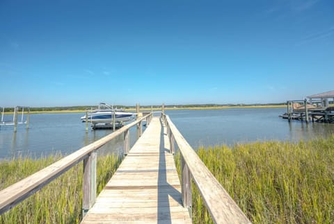 Spacious Beach Home with a Private Pool. Seain' is Believin' Haus in Oak Island
