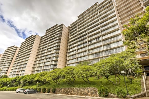 Makaha Condo Near Pokai Bay Beach with Ocean View! Appartement in Makaha Valley