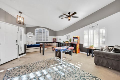 Sports Themed--Automated King Bed--Family Friendly--5 miles to Strip Casa in Green Valley North