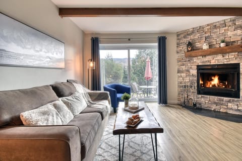 Elegant Apartment - View on Lake Tremblant & Mountain Appartamento in Mont-Tremblant