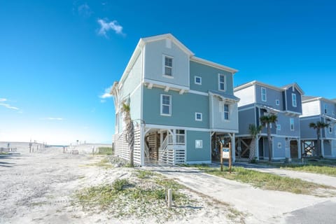 Oceanfront 6 BR home truly a sight to 'sea' - A Sight To Sea House in Oak Island