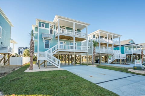 Enjoy The Coastal Breeze In This Pet Friendly Home. Sandy Paws House in Oak Island