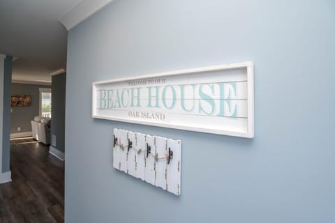 Enjoy The Coastal Breeze In This Pet Friendly Home. Sandy Paws House in Oak Island