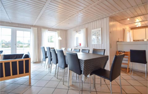 Stunning Home In Blvand With 6 Bedrooms, Sauna And Indoor Swimming Pool Casa in Blåvand