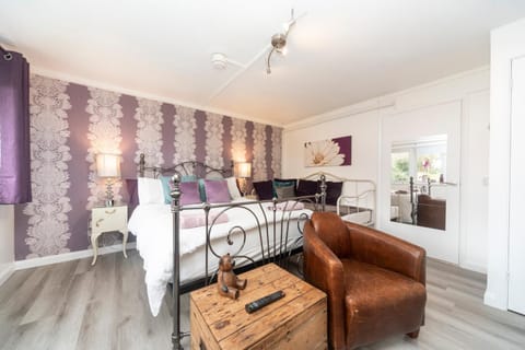 11 Boutique studio apartment perfect for peaceful getaway, secluded garden, quiet location Apartment in Wycombe District