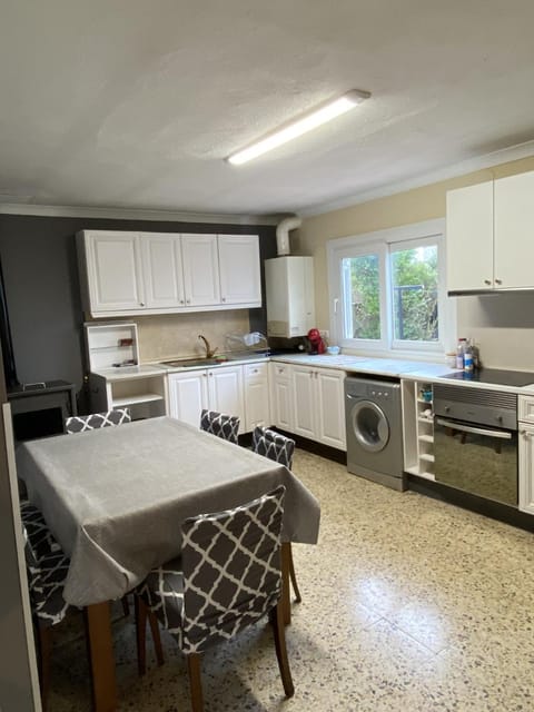 Seating area, Dining area, Communal kitchen