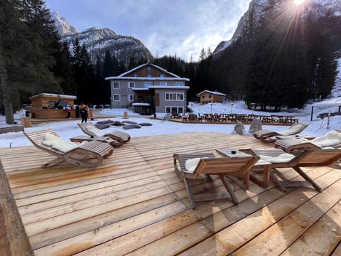 Property building, Nearby landmark, Restaurant/places to eat, Natural landscape, Winter, Mountain view