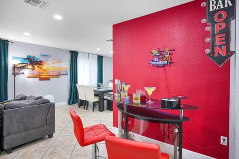 Escape GameRoom, BAR, BBQ, Spacious,KING Bed, All Luxury mattresses, Near Beach, 6 blocks away from Bars, Nite Clubs, Res, Shops House in Coconut Grove