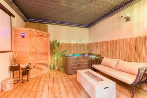 Sauna, Solarium, Steam room, Living room