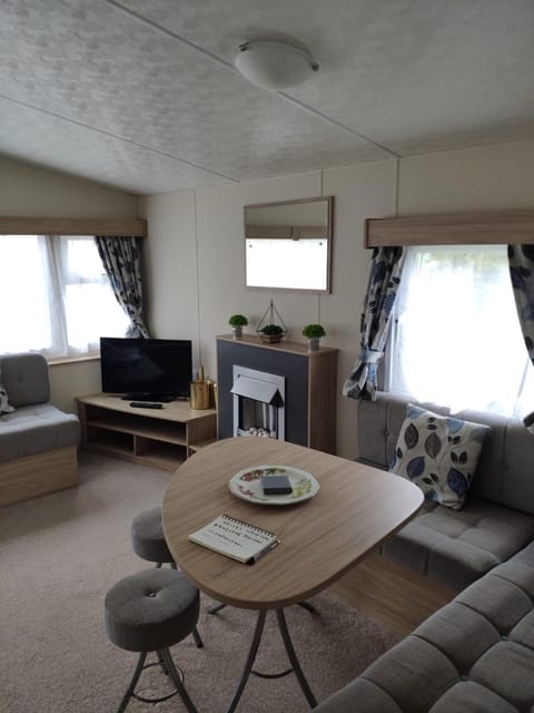 Lovely Static 8 Bed Caravanat at Billing Aquadrome House in Northampton