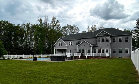 9 Bedroom Saratoga Home - Heated Pool, HotTub On 10 Acres By Track, Beach, Lake, SPAC, Hiking, Ski, Golf, Fish Creek, Town House in Saratoga Springs