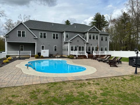 9 Bedroom Saratoga Home with Heated Pool, HotTub By Skiing, Track, Beach, Lake, SPAC, Golf, Town, And Lake George! House in Saratoga Springs