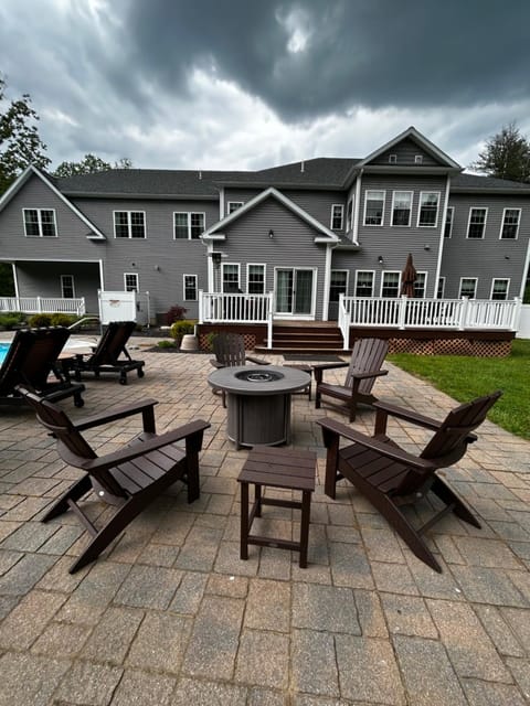 9 Bedroom Saratoga Home - Heated Pool, HotTub On 10 Acres By Track, Beach, Lake, SPAC, Hiking, Ski, Golf, Fish Creek, Town House in Saratoga Springs