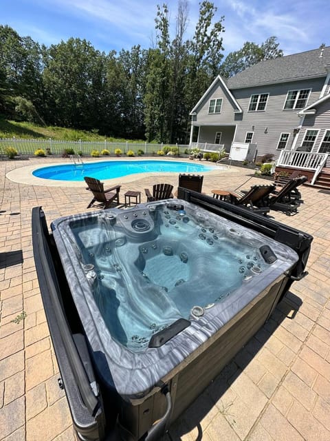 9 Bedroom Saratoga Home - Heated Pool, HotTub On 10 Acres By Track, Beach, Lake, SPAC, Hiking, Ski, Golf, Fish Creek, Town House in Saratoga Springs
