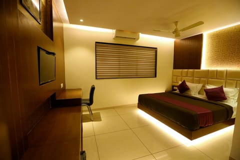 Bed, TV and multimedia, Living room, Photo of the whole room, Seating area, Bedroom, air conditioner